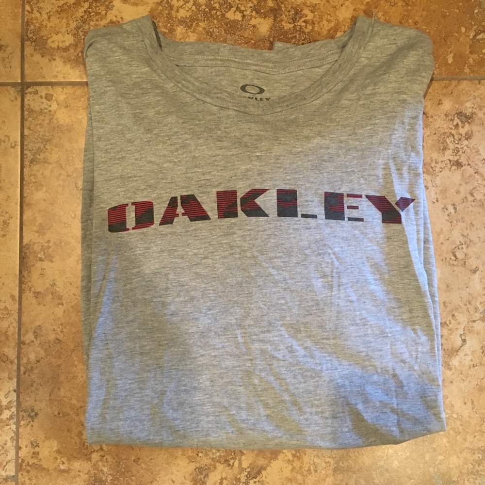 Oakley T-shirt